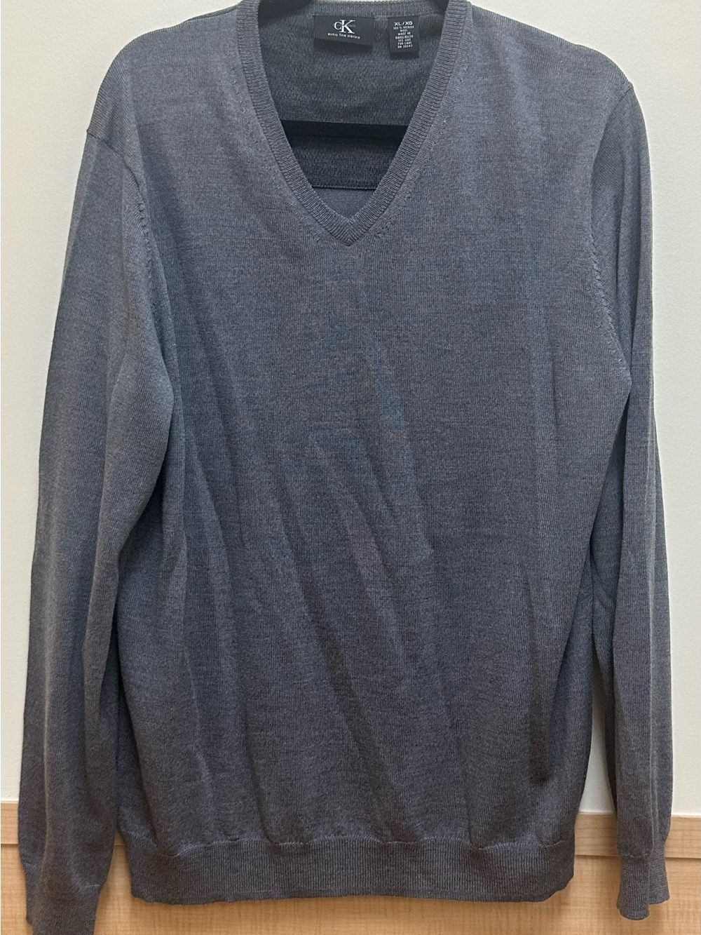 Calvin Klein Men's Charcoal V-Neck Sweater XL 100% Extra Fine Merino Wool EUC